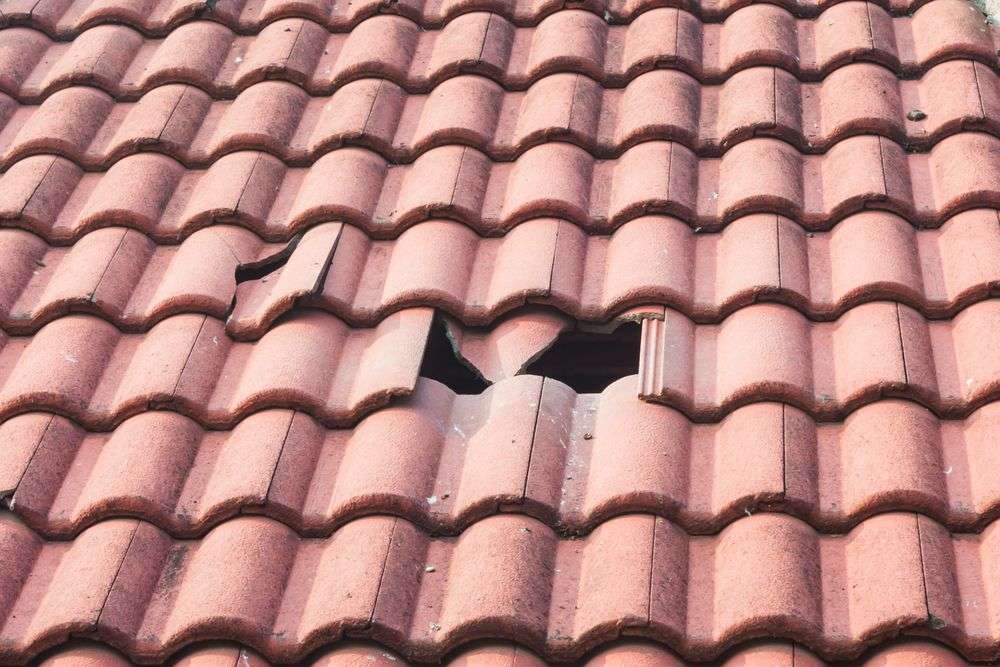 Gebroken dakpan door stormschade