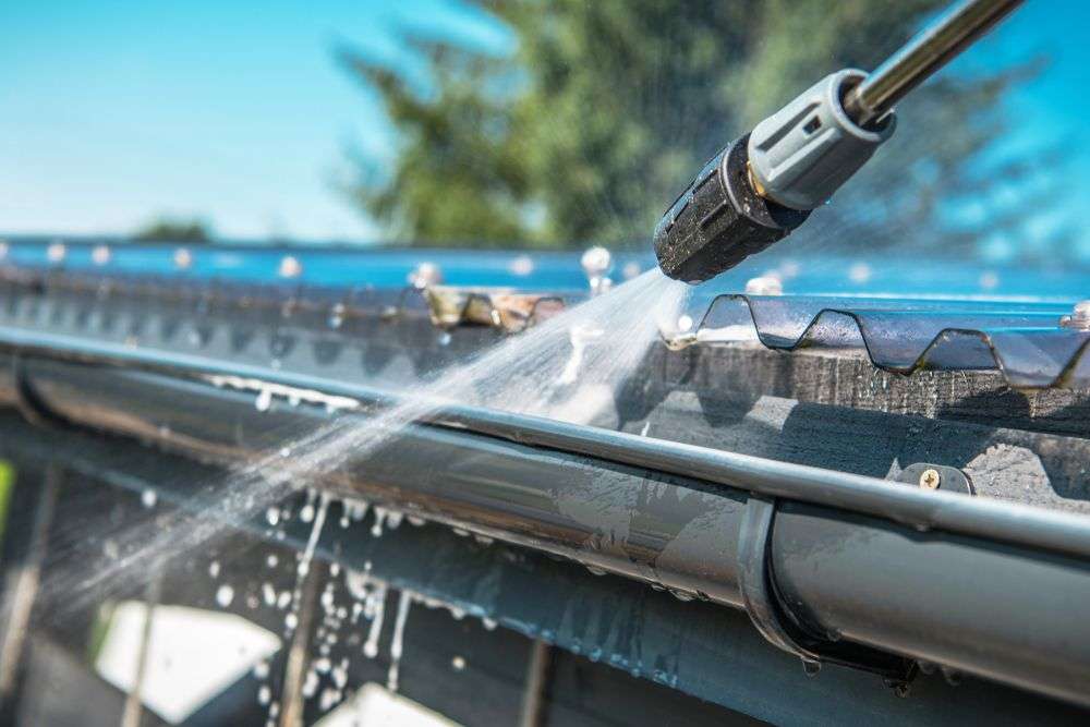 Reinigen van een dakgoot in Medemblik